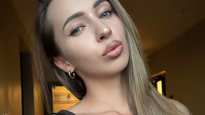 Lips Berry on SkyPrivate