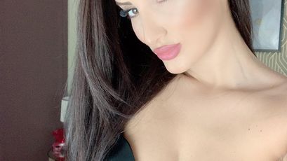 Model - AnnaKarev lips