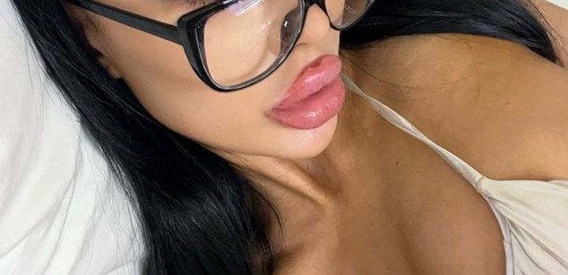 Model - kimberry brunette