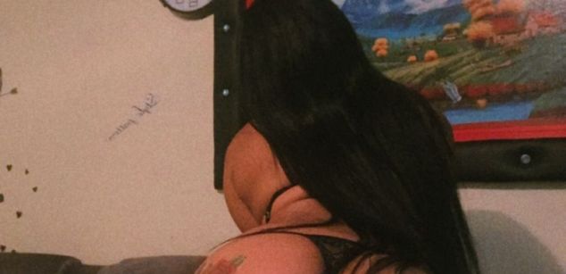 Model - Sandra Marcela twerking