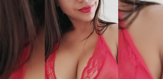 Model - Aarina Flowers feet