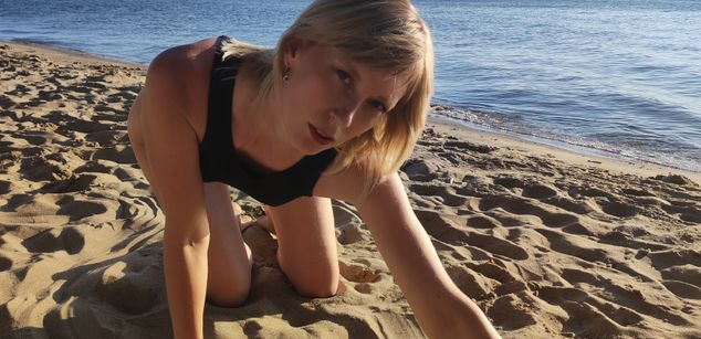 Model - AvelinaLeon dancing