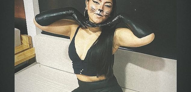 Model - Iris Moira feet