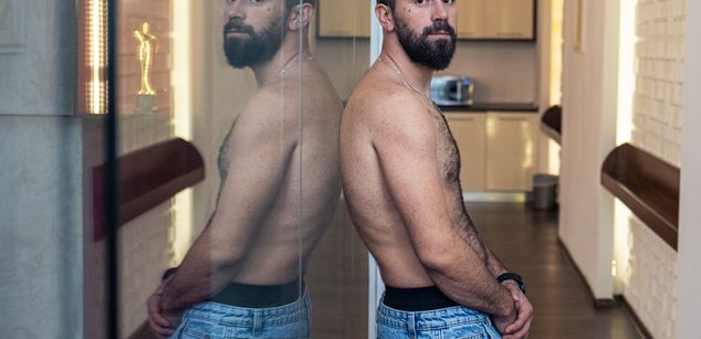 Model - JackEthan kissing