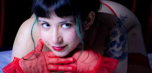 Model - Akina Shikashi dildos