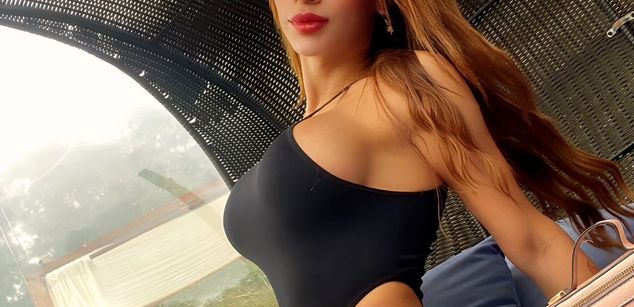 Model - Laura Candice asshole