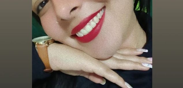 Model - Iris Moira feet