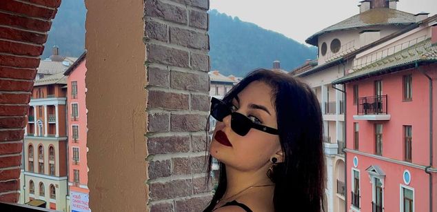 Model - hot fox petite