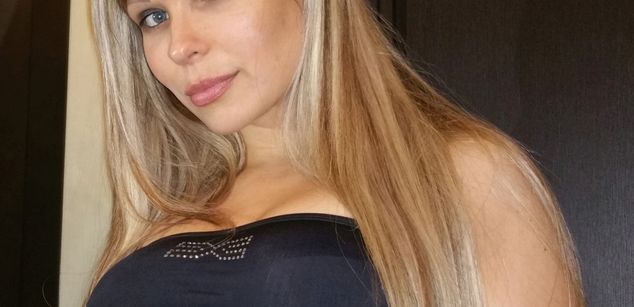 Model - Goddess Barbie Femdom Hottie joi