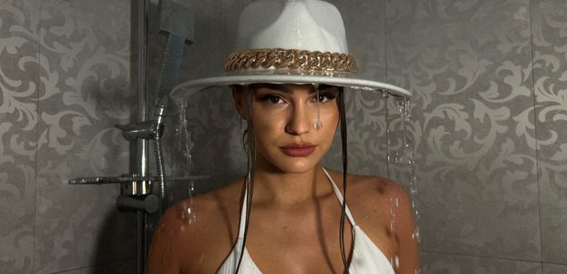 Model - LizzieGrey pantyhose