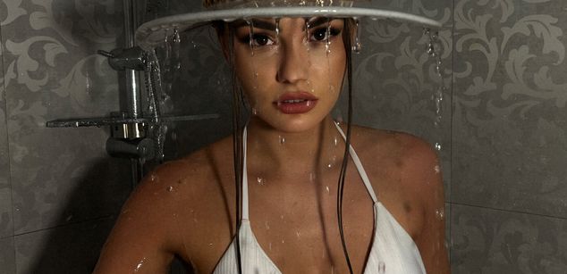 Model - LizzieGrey pantyhose