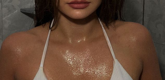 Model - LizzieGrey pantyhose