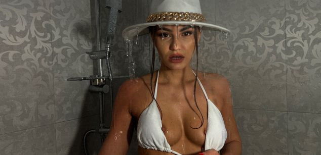 Model - LizzieGrey pantyhose