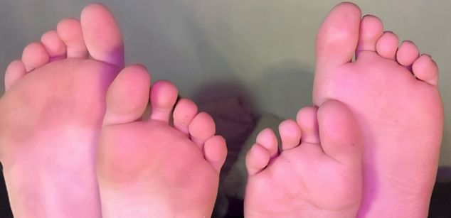 Model - Sarah and Emily footfetish