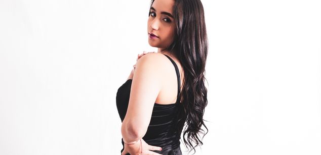 Model - ZoeeFlowers latina