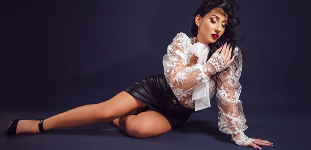 Model - BeckyShine mature