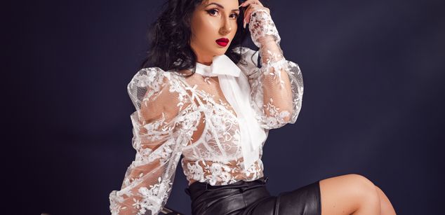 Model - BeckyShine mature