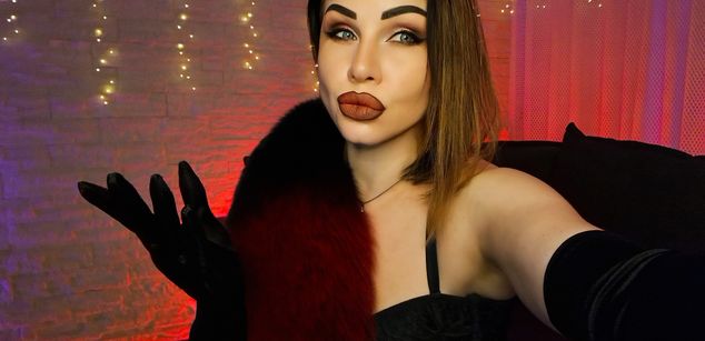 Model - AnnaLu strapon