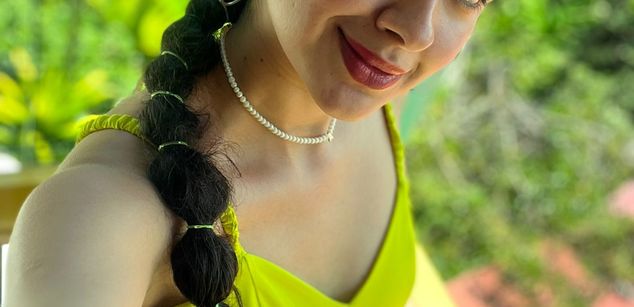 Model - Alaska Blue feet