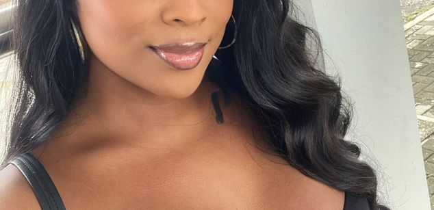 Model - Victoria phillips black