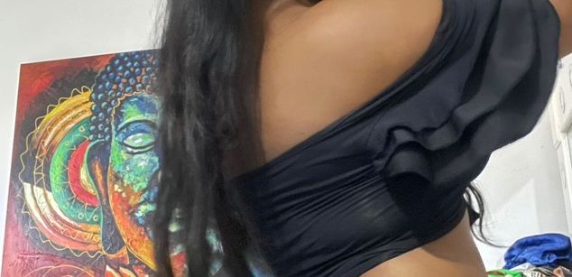 Model - Victoria phillips black