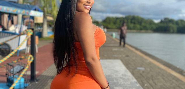 Model - Victoria phillips black