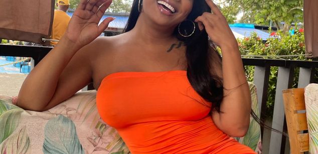 Model - Victoria phillips black