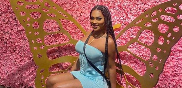 Model - Victoria phillips black