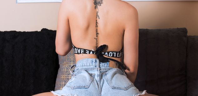 Model - LoonyAnnie heels