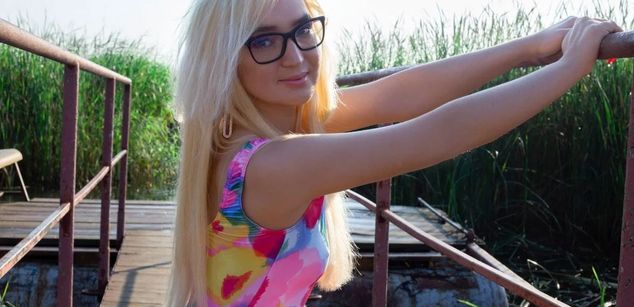 Model - LoonyAnnie heels