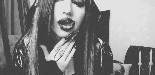 Model - Miss Amarantha glasses