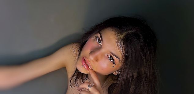 Model - LucyPurple squirt