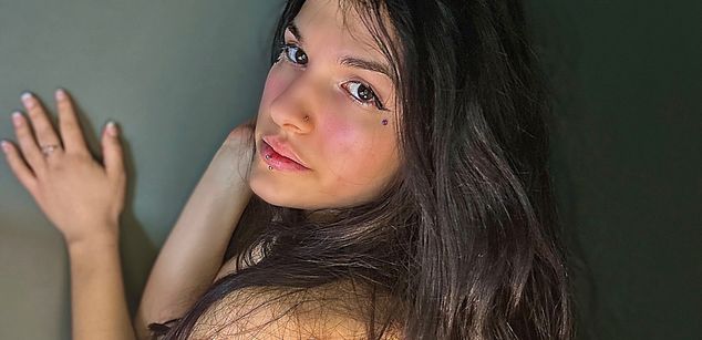 Model - LucyPurple squirt