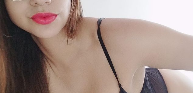 Model - Aarina Flowers feet