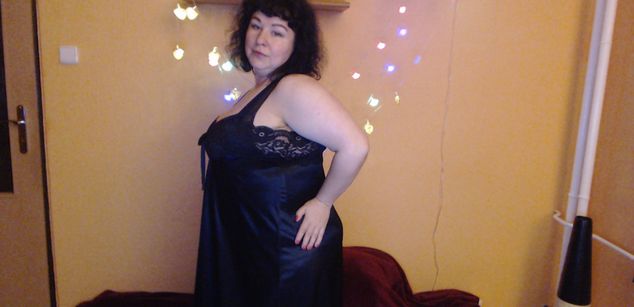 Model - ErinSmart bigboobs