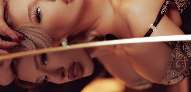 Model - AlmaGrace joi