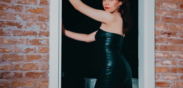 Model - Monique fingering