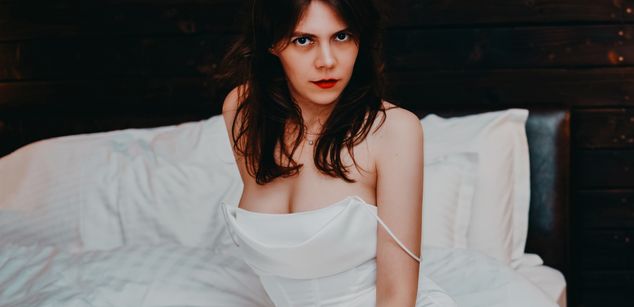 Model - Monique fingering