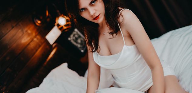 Model - Monique fingering