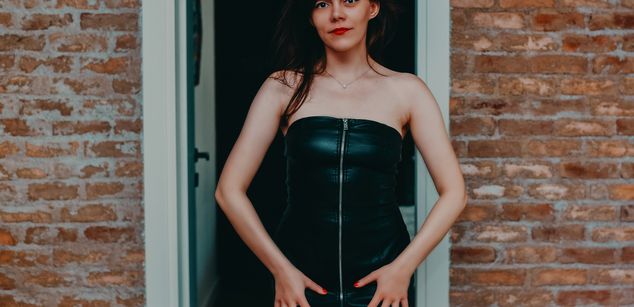 Model - Monique fingering