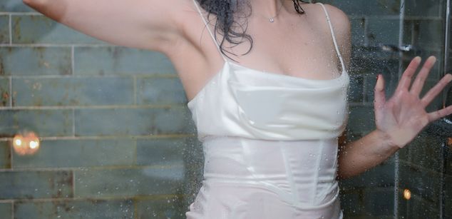 Model - Monique fingering