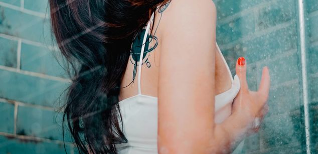 Model - Monique fingering