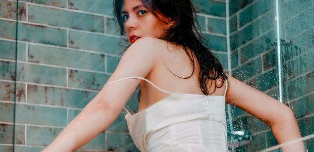 Model - Monique fingering