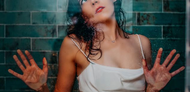 Model - Monique fingering