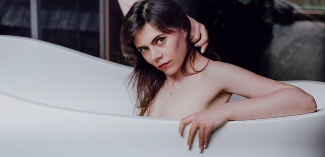 Model - Monique fingering