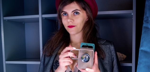 Model - Monique fingering