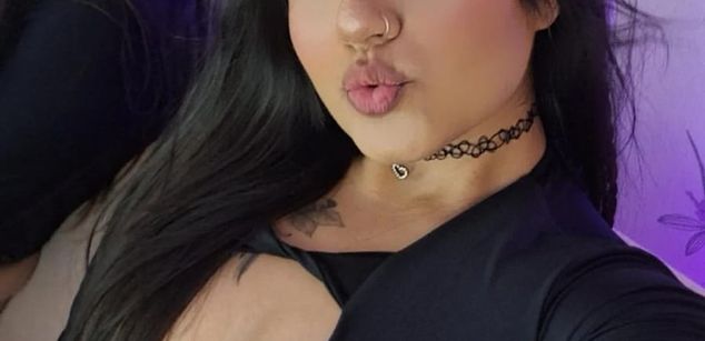 Model - IvonneQueen heels