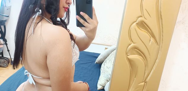 Model - Zoe Roux  curvy