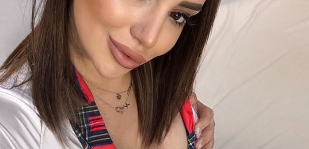 Model - AnnaSage pantyhose