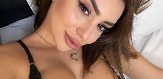 Model - AnnaSage pantyhose